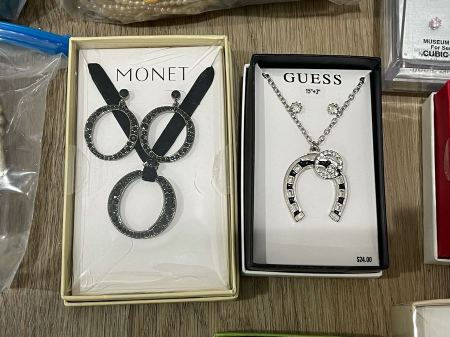 Costume Jewelry Lot - See Photos [Photo 8]