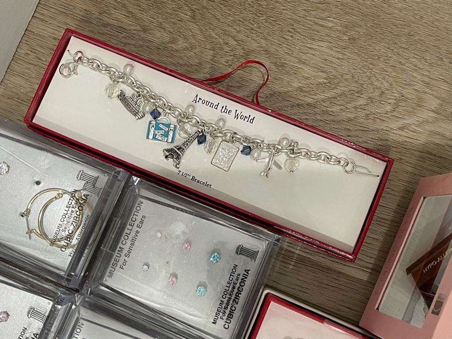 Costume Jewelry Lot - See Photos [Photo 10]