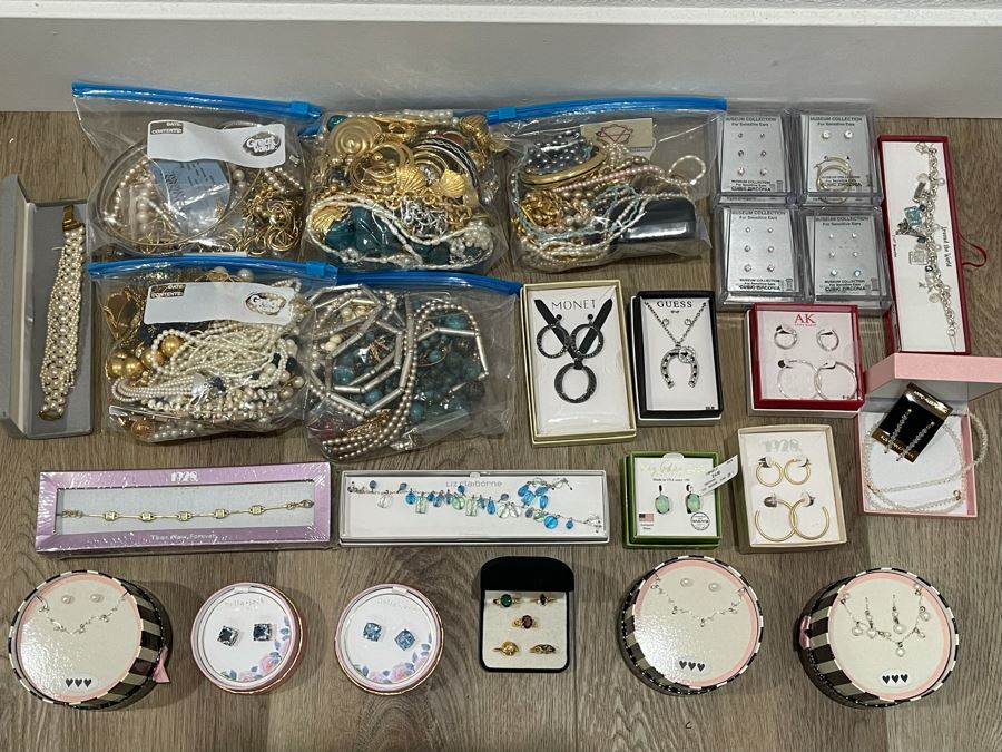 Costume Jewelry Lot - See Photos [Photo 2]