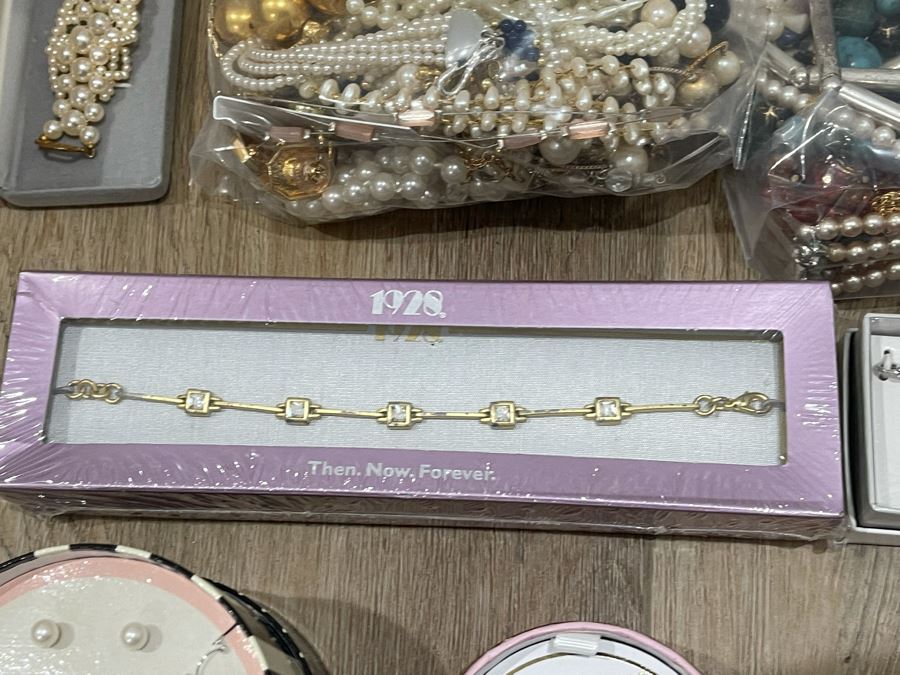 Costume Jewelry Lot - See Photos [Photo 17]