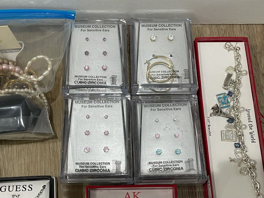 Costume Jewelry Lot - See Photos [Photo 9]