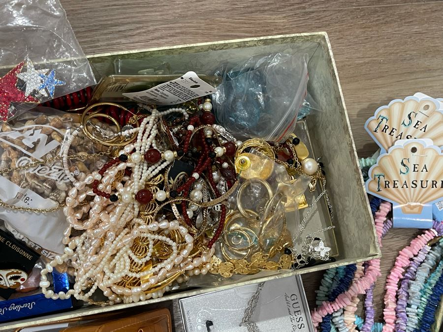 Costume Jewelry Lot - See Photos [Photo 4]