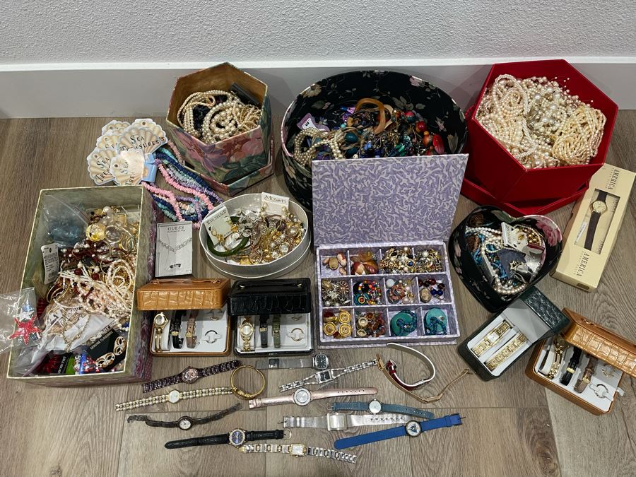 Costume Jewelry Lot - See Photos [Photo 2]