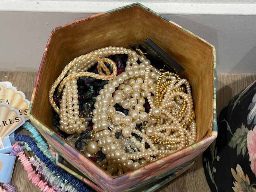 Costume Jewelry Lot - See Photos [Photo 6]