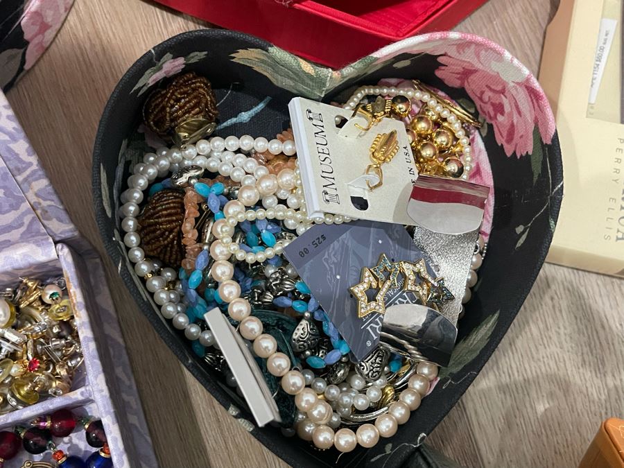 Costume Jewelry Lot - See Photos [Photo 9]