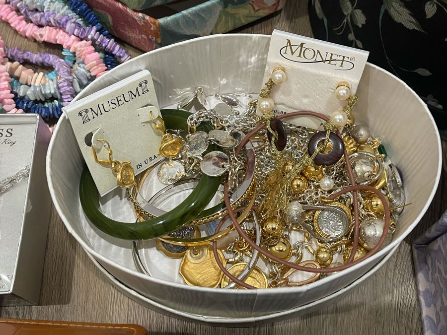 Costume Jewelry Lot - See Photos [Photo 5]