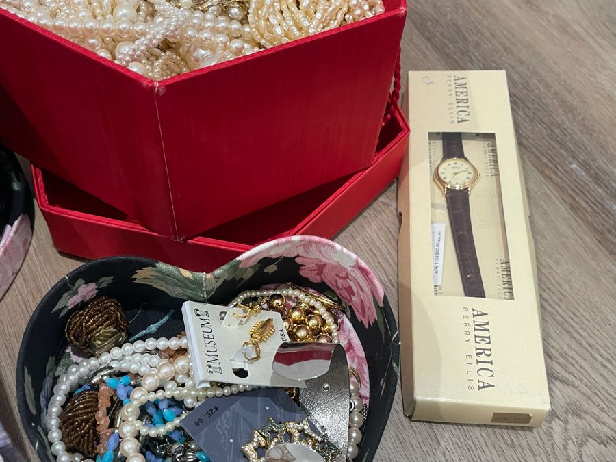 Costume Jewelry Lot - See Photos [Photo 13]