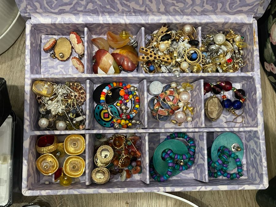 Costume Jewelry Lot - See Photos [Photo 10]