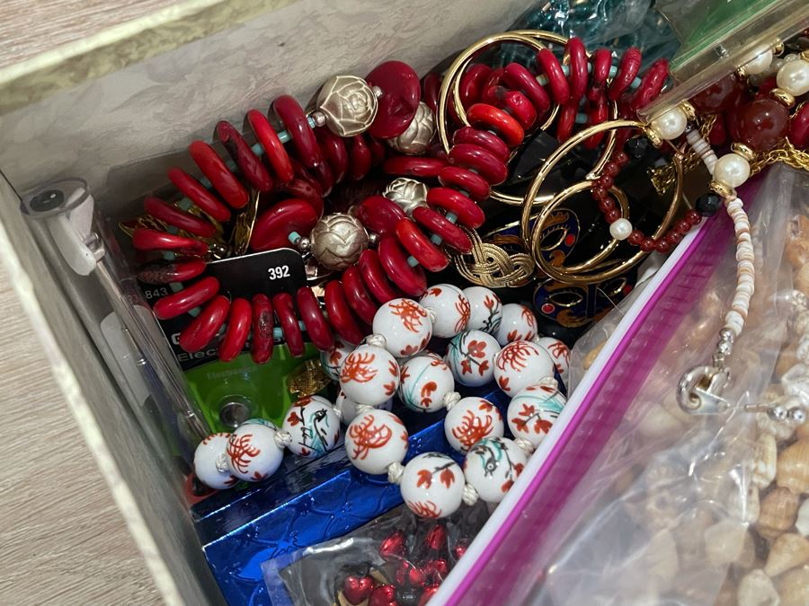 Costume Jewelry Lot - See Photos [Photo 17]
