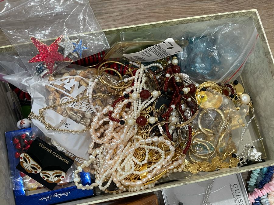 Costume Jewelry Lot - See Photos [Photo 3]