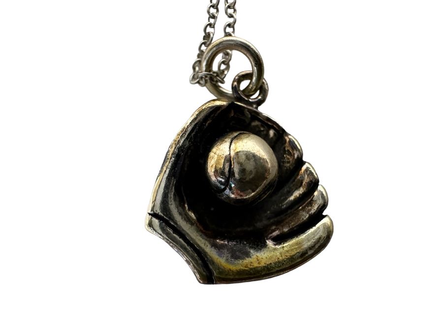 Sterling Silver Baseball Glove Pendant With 18' Sterling Chain 4.6g [Photo 3]