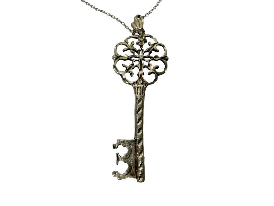 Sterling Silver Key Pendant With Sterling 18' Chain Necklace 3.2g [Photo 2]