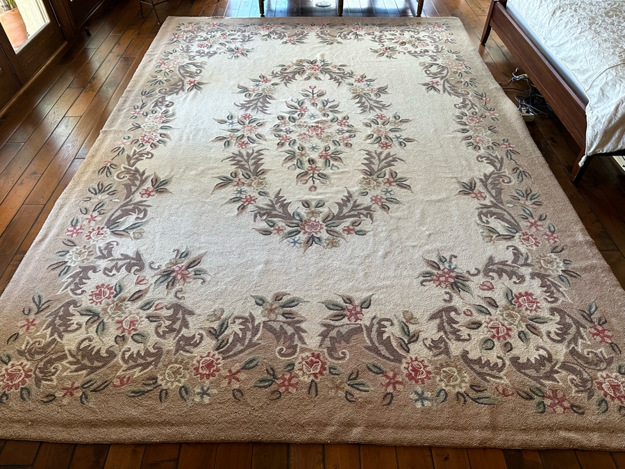 Hooked Area Rug (One Side Has A Tear And Needs Repair - See Photos) 114 X 160
