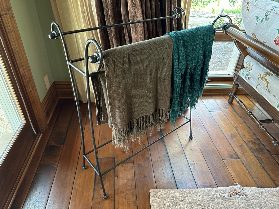 Wrought Iron Quilt Stand 32W X 17D X 36.5H [Photo 3]