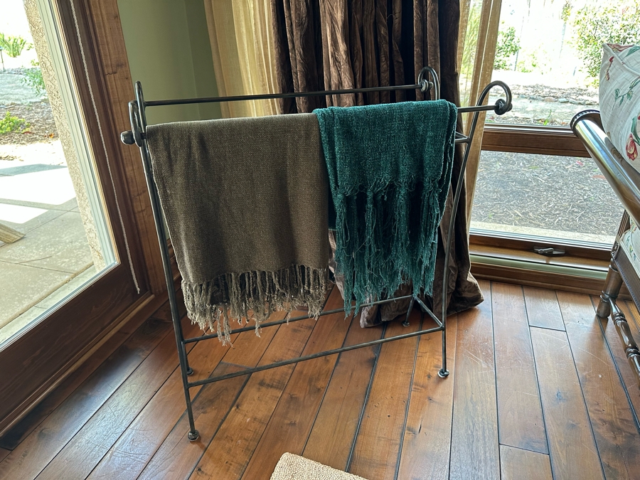 Wrought Iron Quilt Stand 32W X 17D X 36.5H [Photo 2]