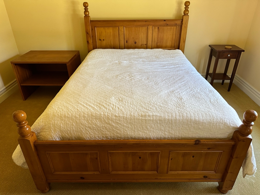 Wooden Pine Queen Size Bed Frame (Mattress & Bedding Not Included) [Photo 2]
