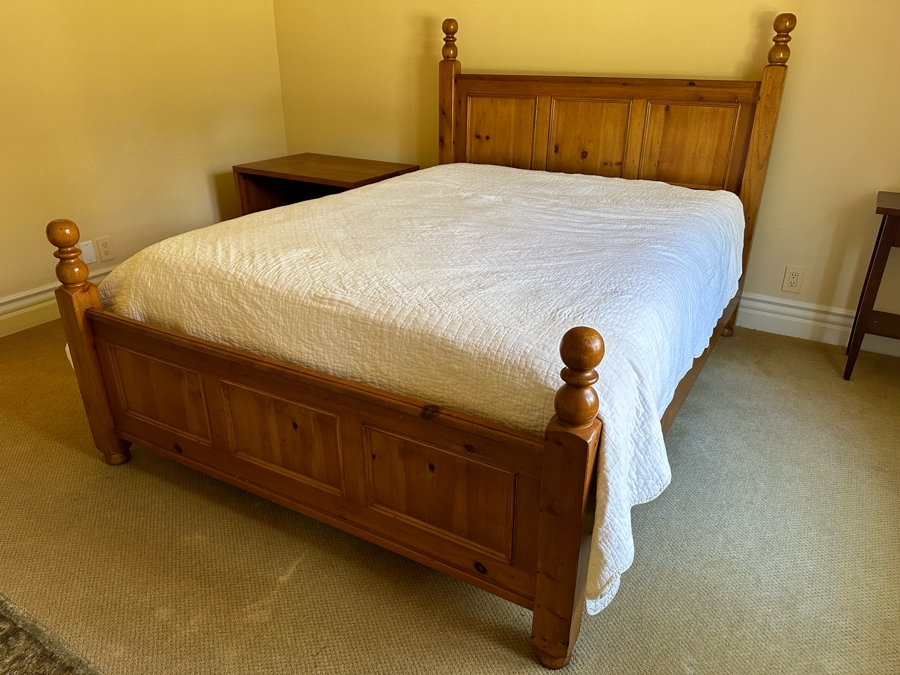 Wooden Pine Queen Size Bed Frame (Mattress & Bedding Not Included) [Photo 4]