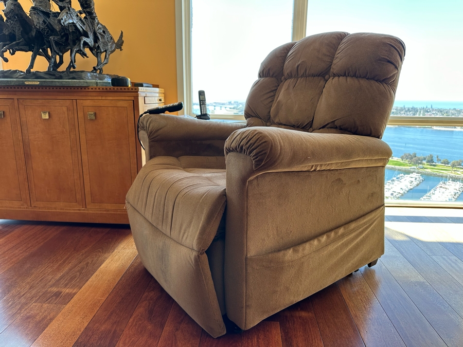 Golden Maxicomfort Power Lift & Recliner Chair [Photo 4]