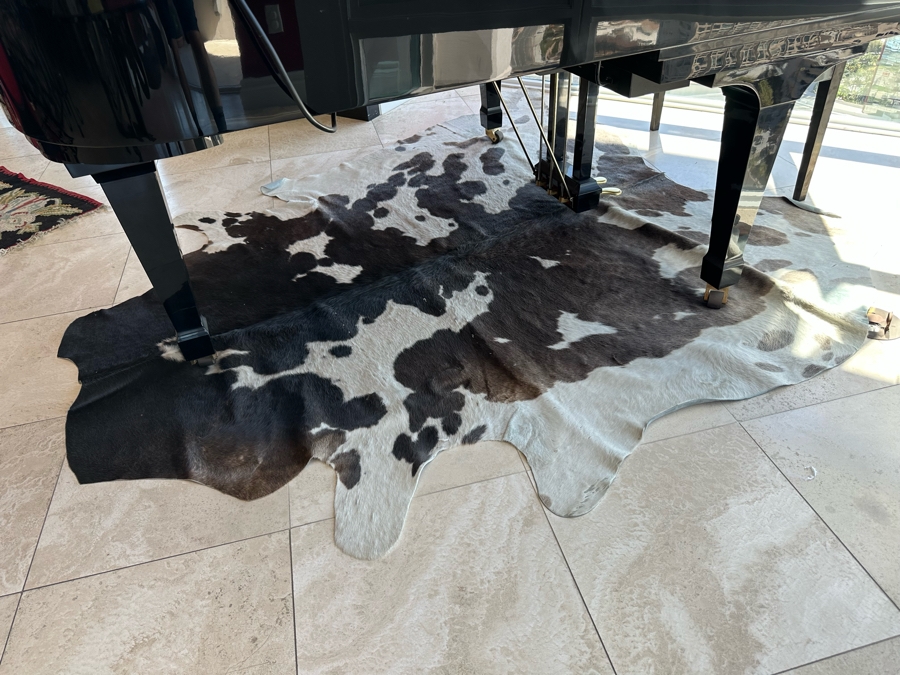 Large Cow Hide Rug Black & White 6'5' X 6'10' [Photo 3]