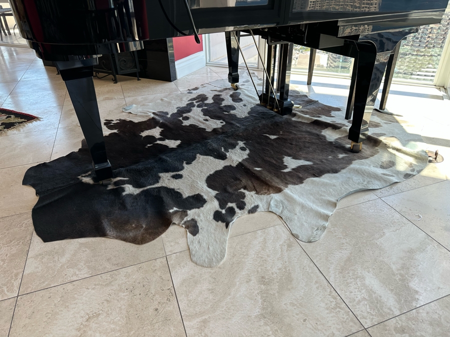 Large Cow Hide Rug Black & White 6'5' X 6'10' [Photo 4]