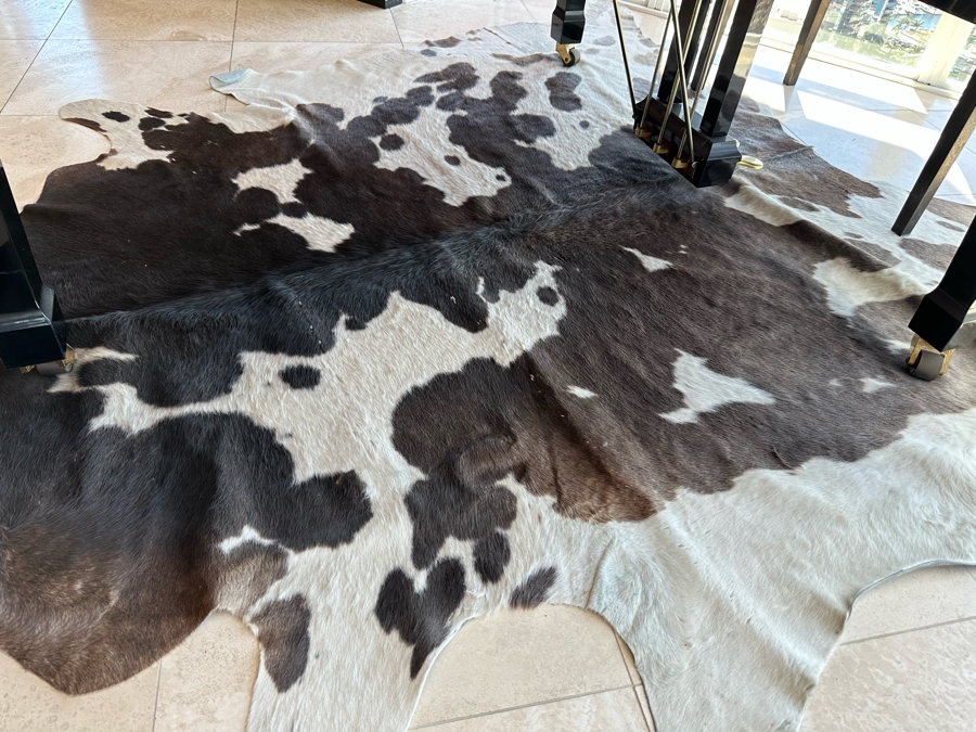 Large Cow Hide Rug Black & White 6'5' X 6'10' [Photo 5]