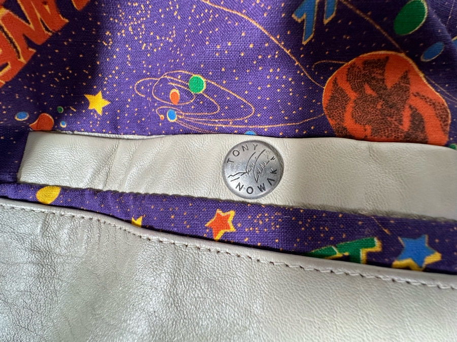 Original Planet Hollywood South Coast Plaza Leather Jacket Designed By Tony Nowak - Sleeve Hand Signed By Arnold Schwarzenegger Size XL [Photo 18]