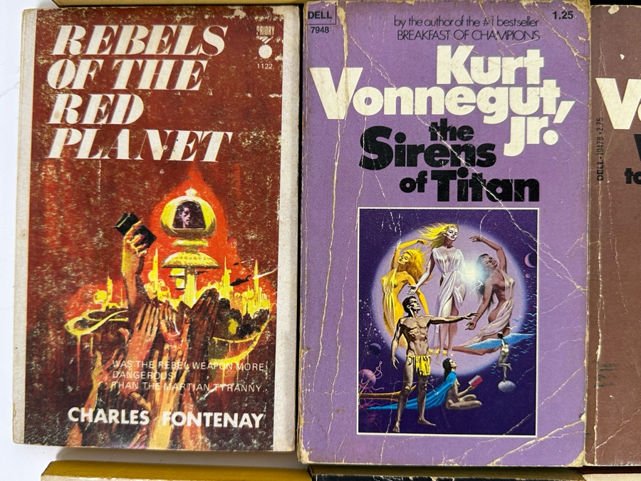 Vintage Paperback Science Fiction Novels From Michael Crichton, Anne McCaffrey, Kurt Vonnegut, Jr., Robert Silverberg & Frank Herbert [Photo 7]