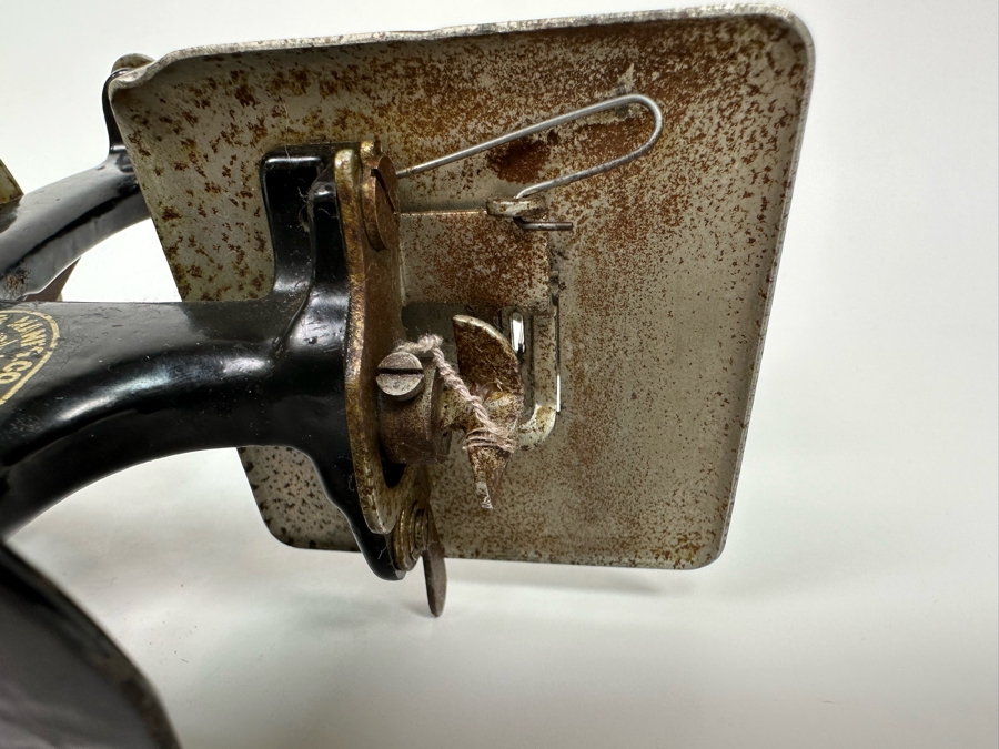 Vintage Miniature Child's Singer Sewing Machine Working 7W X 3.5D X 6.5H [Photo 13]