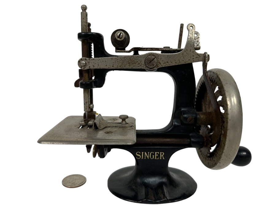 Vintage Miniature Child's Singer Sewing Machine Working 7W X 3.5D X 6.5H