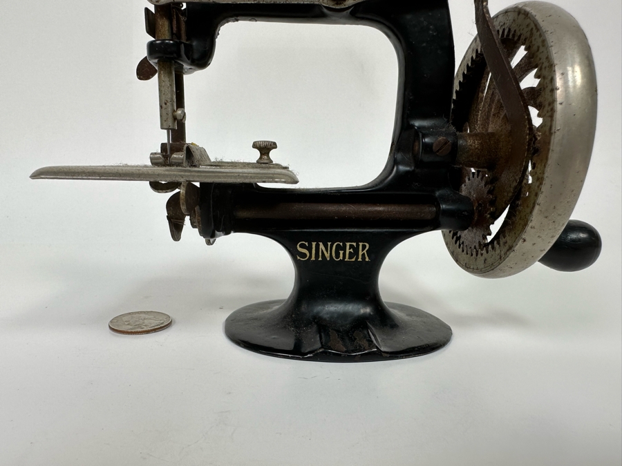 Vintage Miniature Child's Singer Sewing Machine Working 7W X 3.5D X 6.5H [Photo 4]