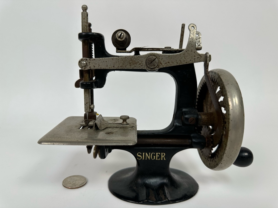 Vintage Miniature Child's Singer Sewing Machine Working 7W X 3.5D X 6.5H [Photo 3]