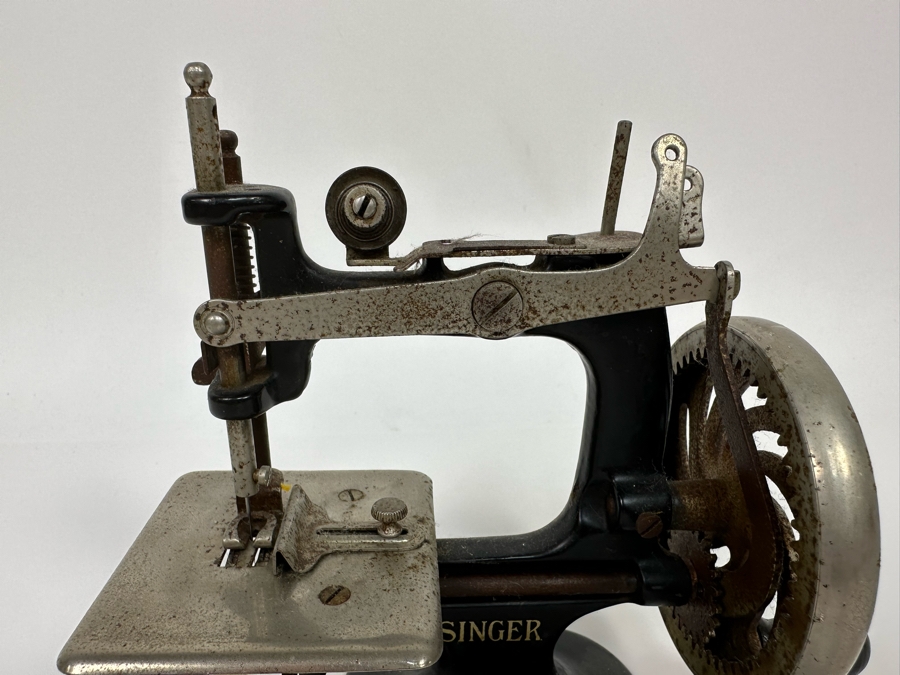 Vintage Miniature Child's Singer Sewing Machine Working 7W X 3.5D X 6.5H [Photo 6]