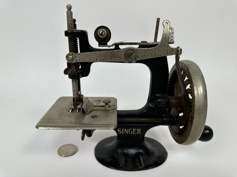 Vintage Miniature Child's Singer Sewing Machine Working 7W X 3.5D X 6.5H [Photo 2]