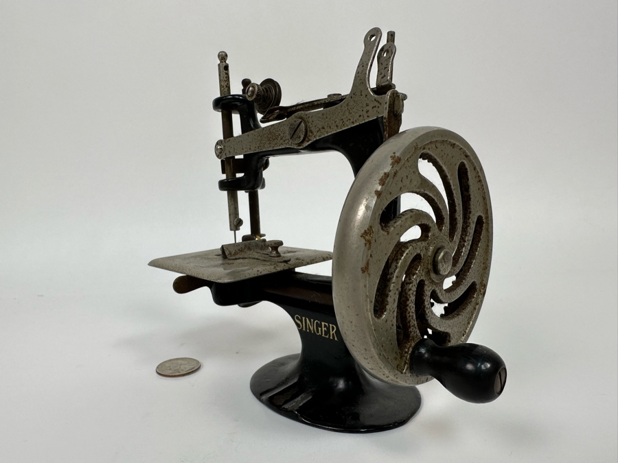 Vintage Miniature Child's Singer Sewing Machine Working 7W X 3.5D X 6.5H [Photo 8]