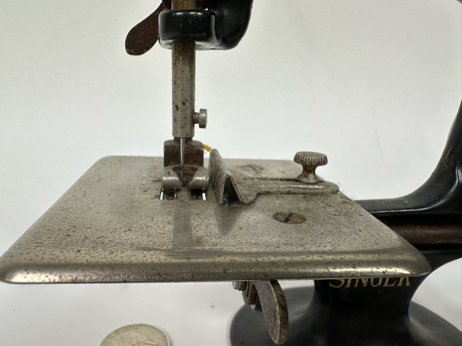 Vintage Miniature Child's Singer Sewing Machine Working 7W X 3.5D X 6.5H [Photo 7]