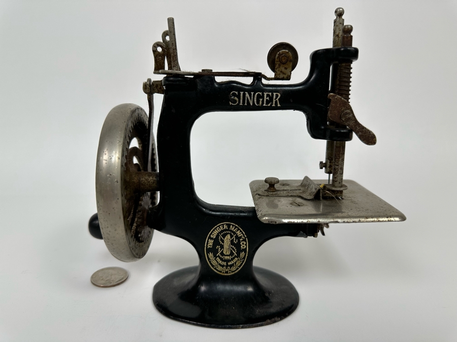 Vintage Miniature Child's Singer Sewing Machine Working 7W X 3.5D X 6.5H