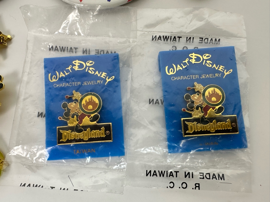Collection Of Vintage Walt Disney Disneyland Buttons And Pins [Photo 8]