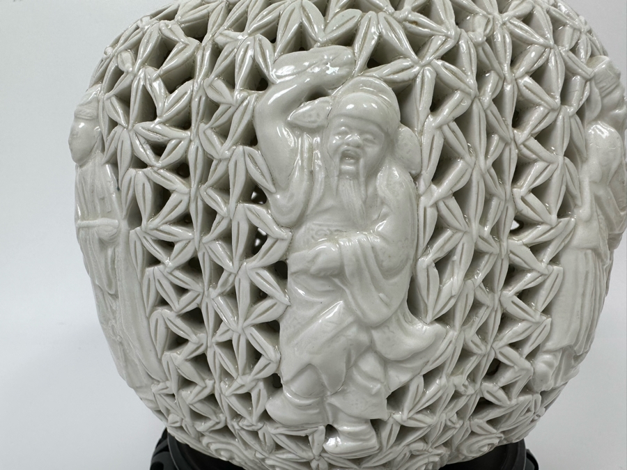 Vintage Chinese White Reticulated Porcelain Jar Vase With Chinese Figures 9W X 12H [Photo 10]