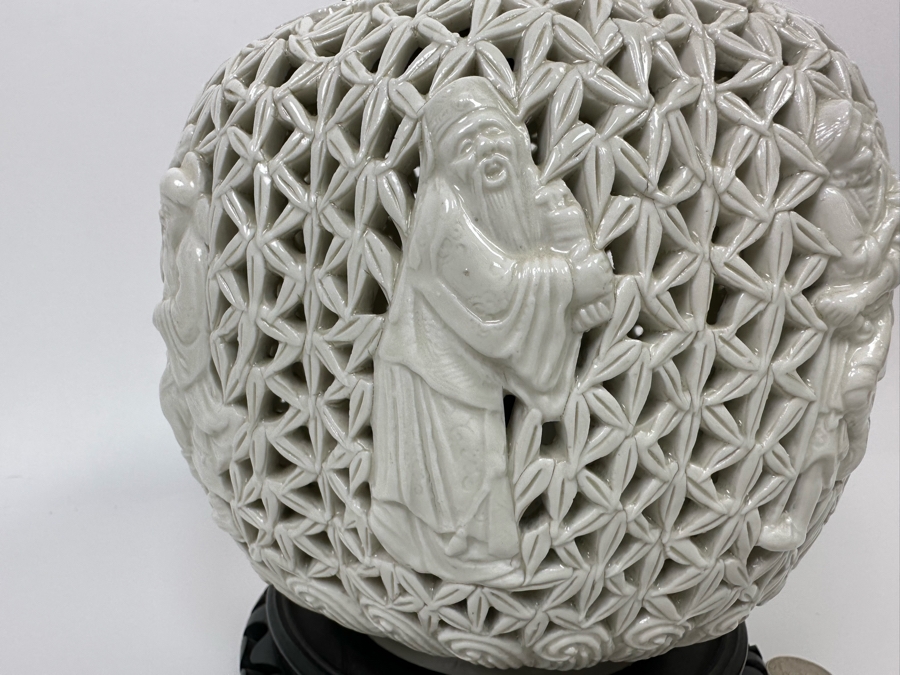 Vintage Chinese White Reticulated Porcelain Jar Vase With Chinese Figures 9W X 12H [Photo 11]