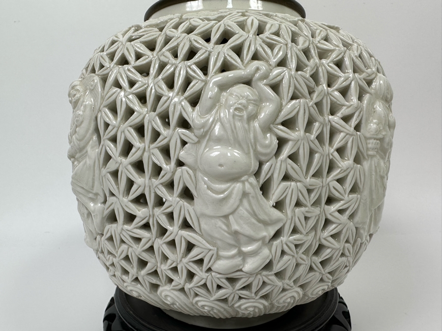Vintage Chinese White Reticulated Porcelain Jar Vase With Chinese Figures 9W X 12H [Photo 4]