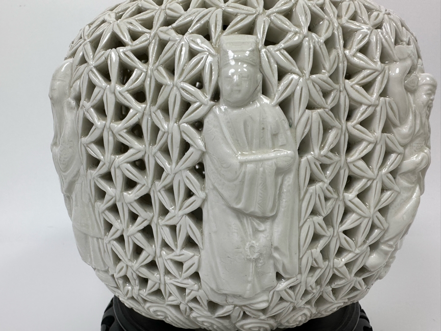 Vintage Chinese White Reticulated Porcelain Jar Vase With Chinese Figures 9W X 12H [Photo 9]