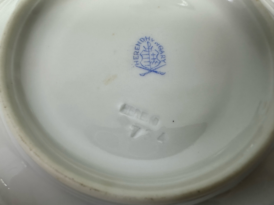 Herend Hungary Tea Service Featuring Teapot, Sugar And Creamer A Four Cups And Saucers [Photo 19]