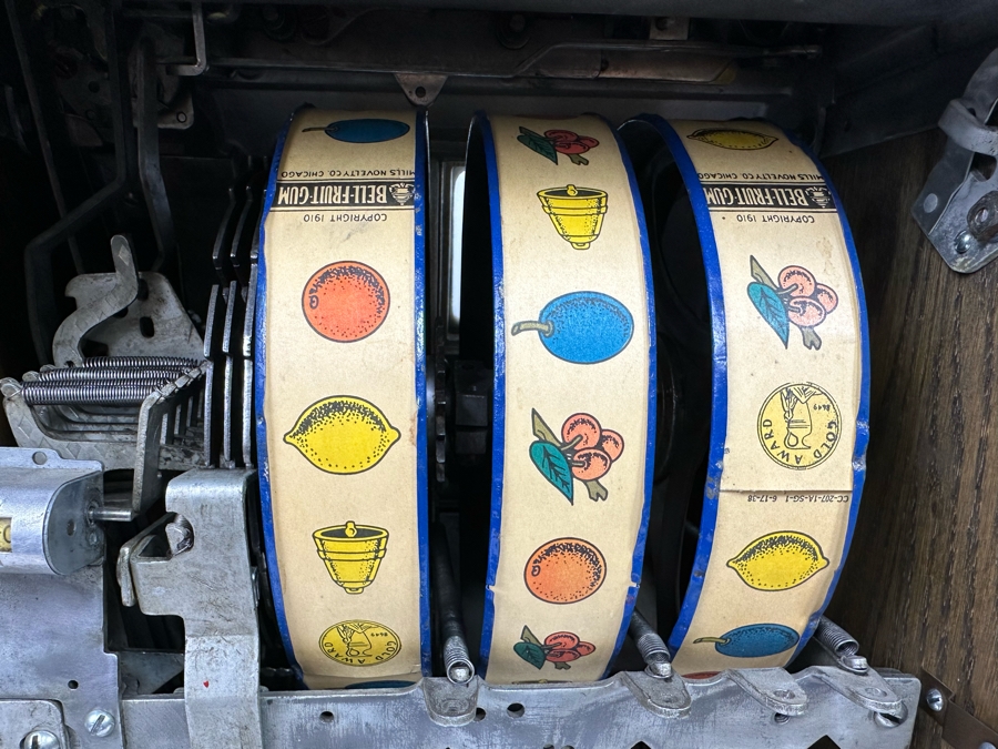 25 Cent Mills Novelty Roman Head Slot Machine Circa 1930s Loaded With Quarters Ready To Payout Great Working Condition With Key 16W X 15D X 27H See Video For Demo SN 307725 [Photo 25]