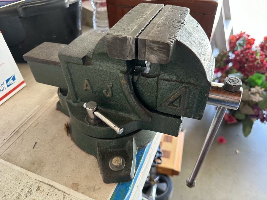 Table Vice [Photo 1]