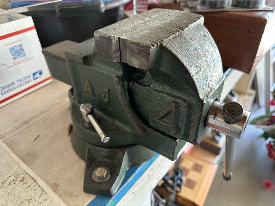 Table Vice [Photo 2]