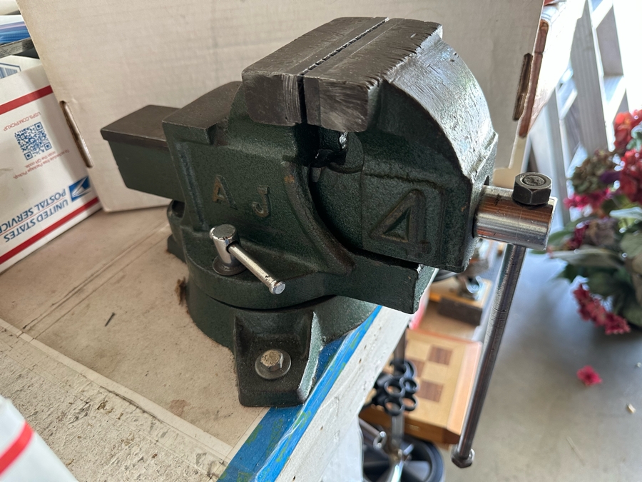 Table Vice [Photo 3]