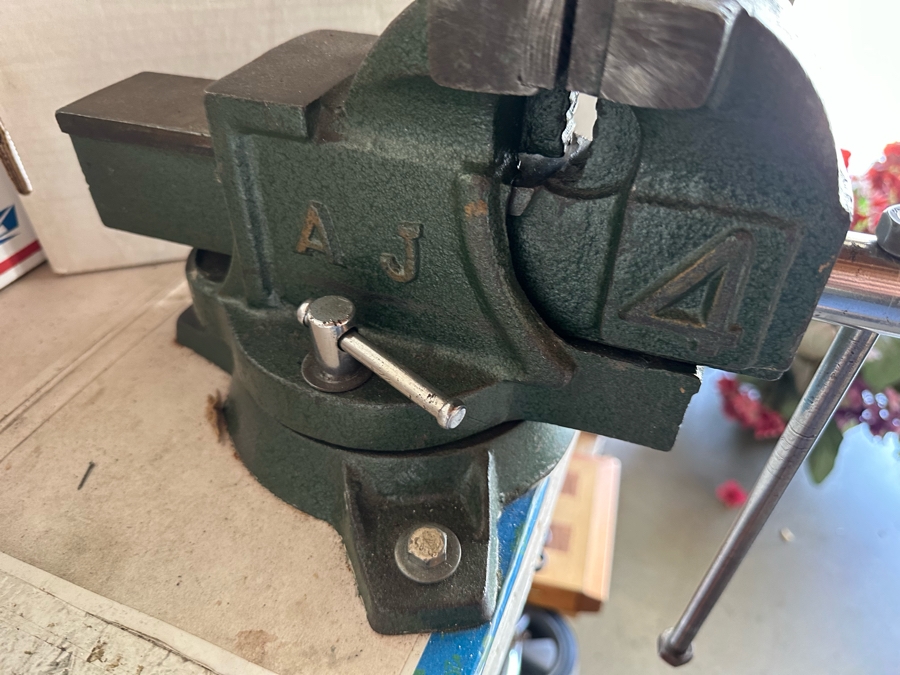 Table Vice [Photo 4]