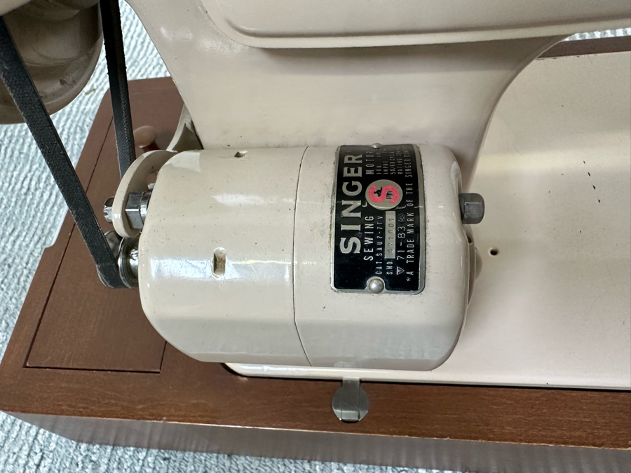 Vintage Mid-Century Singer Sewing Machine With Case [Photo 4]
