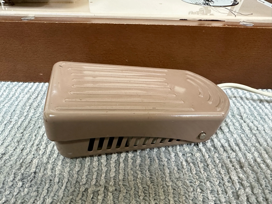 Vintage Mid-Century Singer Sewing Machine With Case [Photo 8]