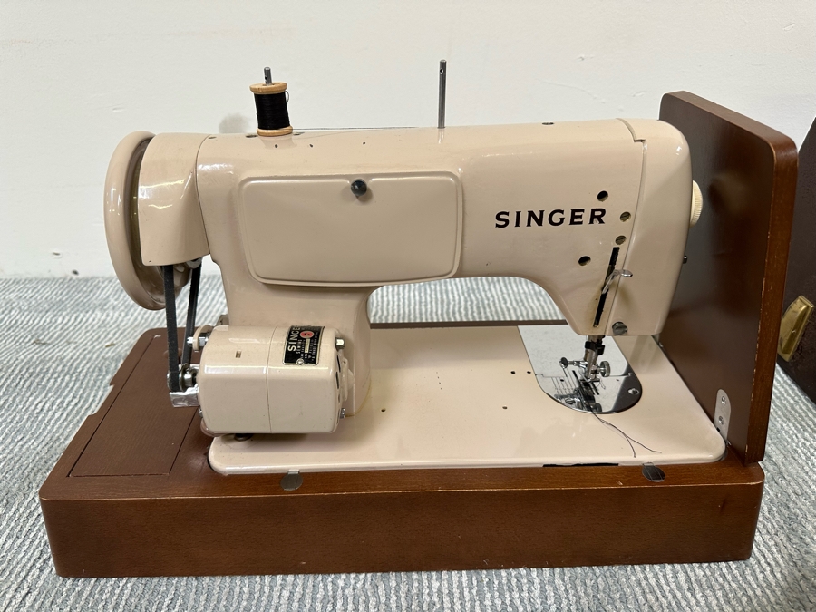 Vintage Mid-Century Singer Sewing Machine With Case [Photo 5]